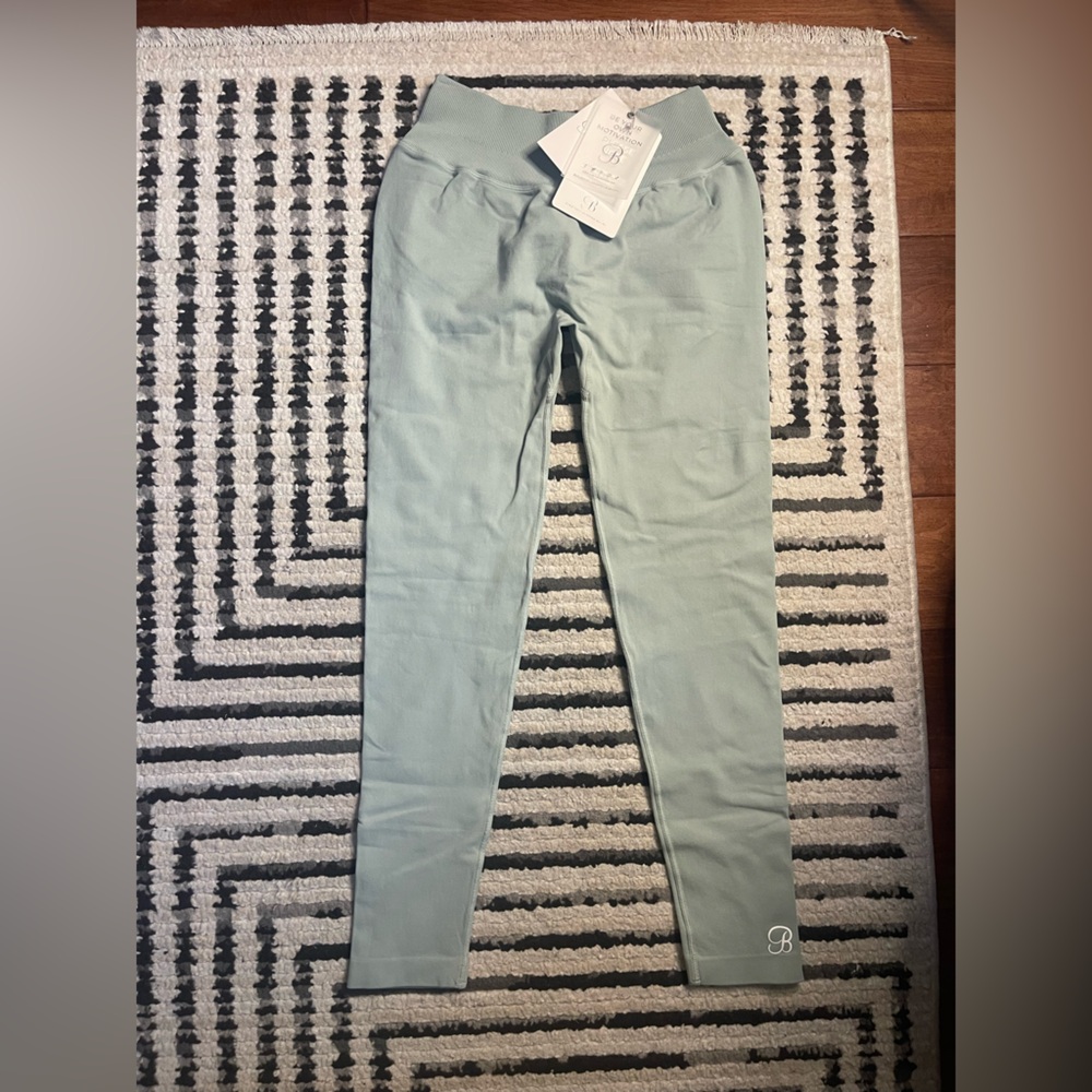 Bombshell Sportswear cheeky seamless leggings in light jade size L/XL NWT